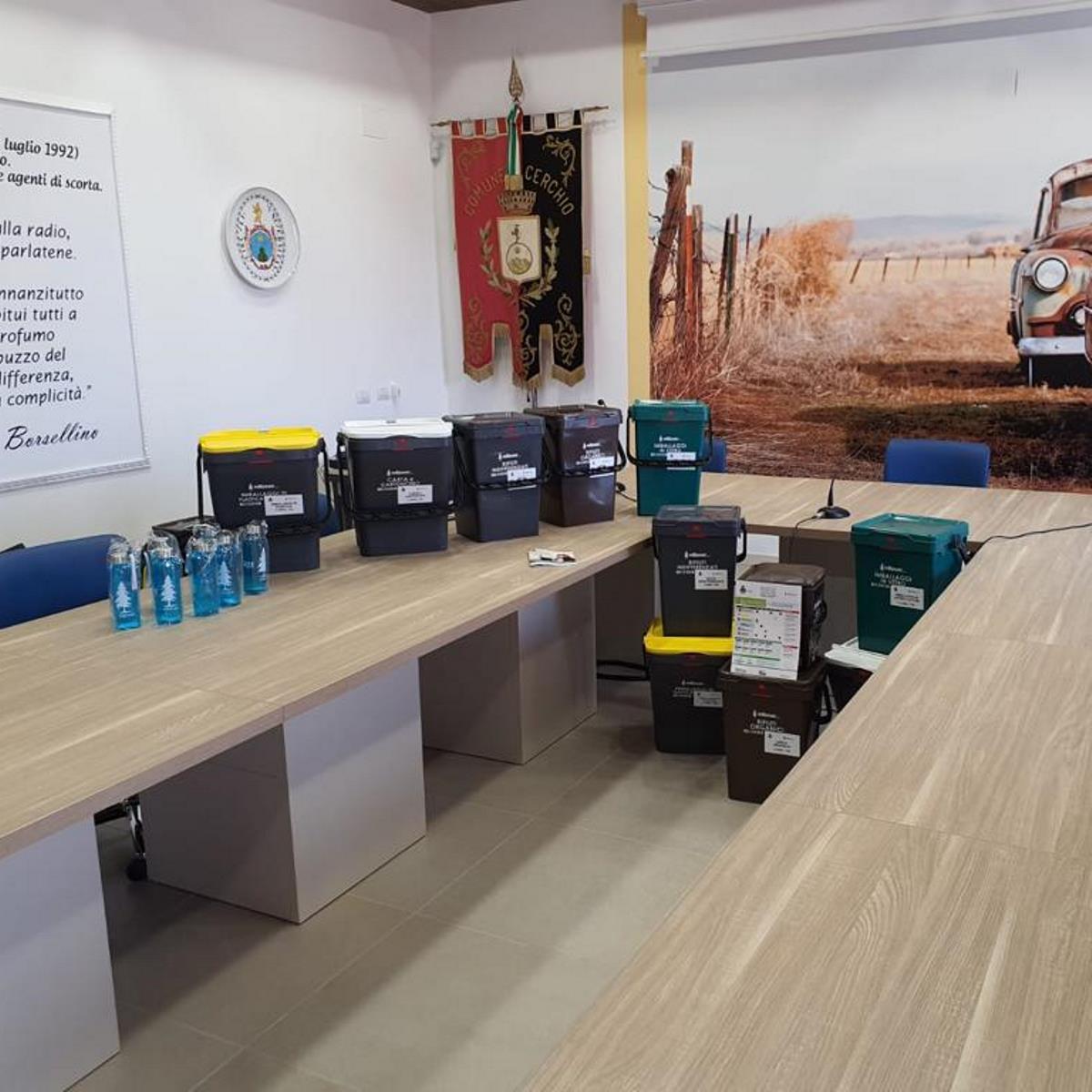 Cerchio ritiro porta a porta dei rifiuti solidi urbani foto