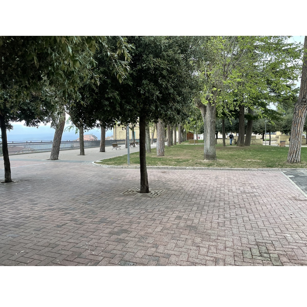 Città Sant’Angelo nuovo chiosco nel giardino foto