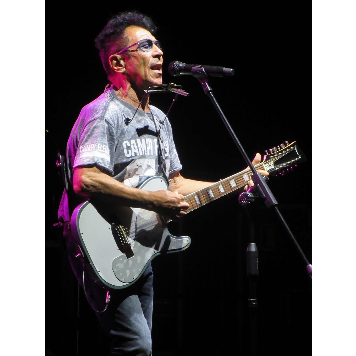 Edoardo Bennato infiamma lo Stadio del Mare di Pescara foto