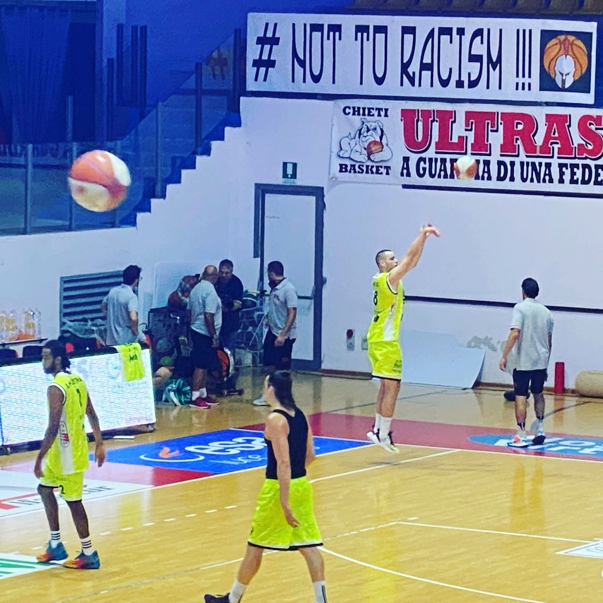 Fossa Biancorossa Chieti archiviata indagine insulti razzisti foto