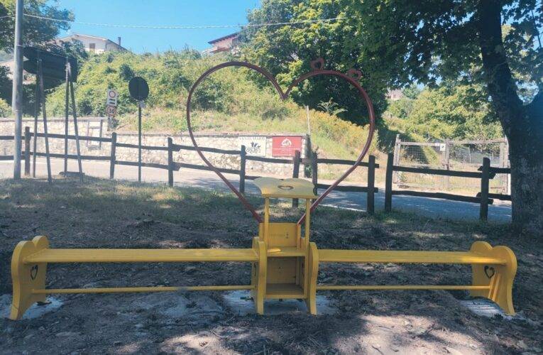 A Sante Marie arriva la panchina gialla dell’inclusività