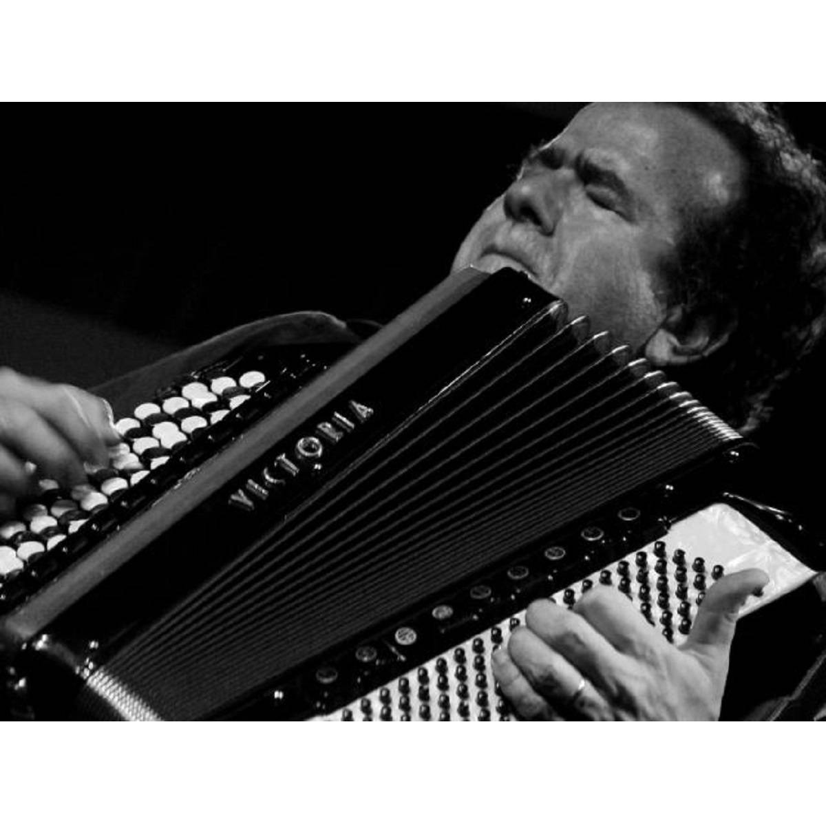 Richard Galliano in concerto presso il Teatro dei Marsi ad Avezzano 9 novembre 2023 foto