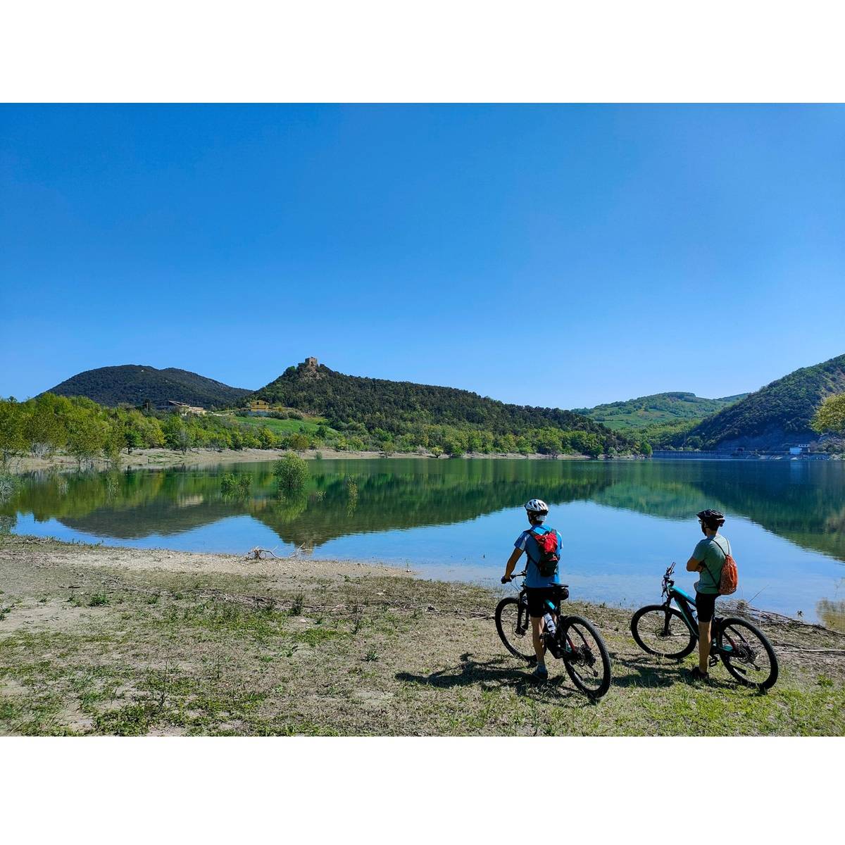 Tour in e-bike al Lago Sant'Angelo e al Sic di Colle Foreste 26 aprile 2025 foto